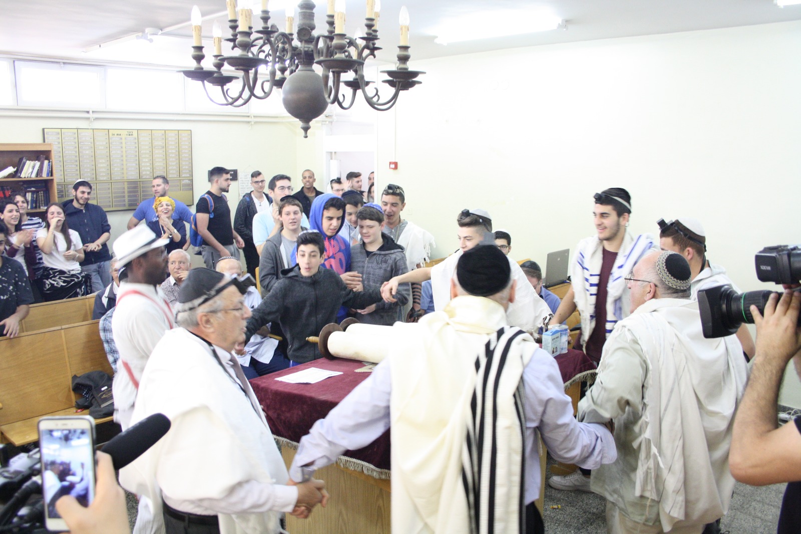 חוגגים בבית הכנסת, שמחה שאין לה גבול. צילום: אלבום פרטי