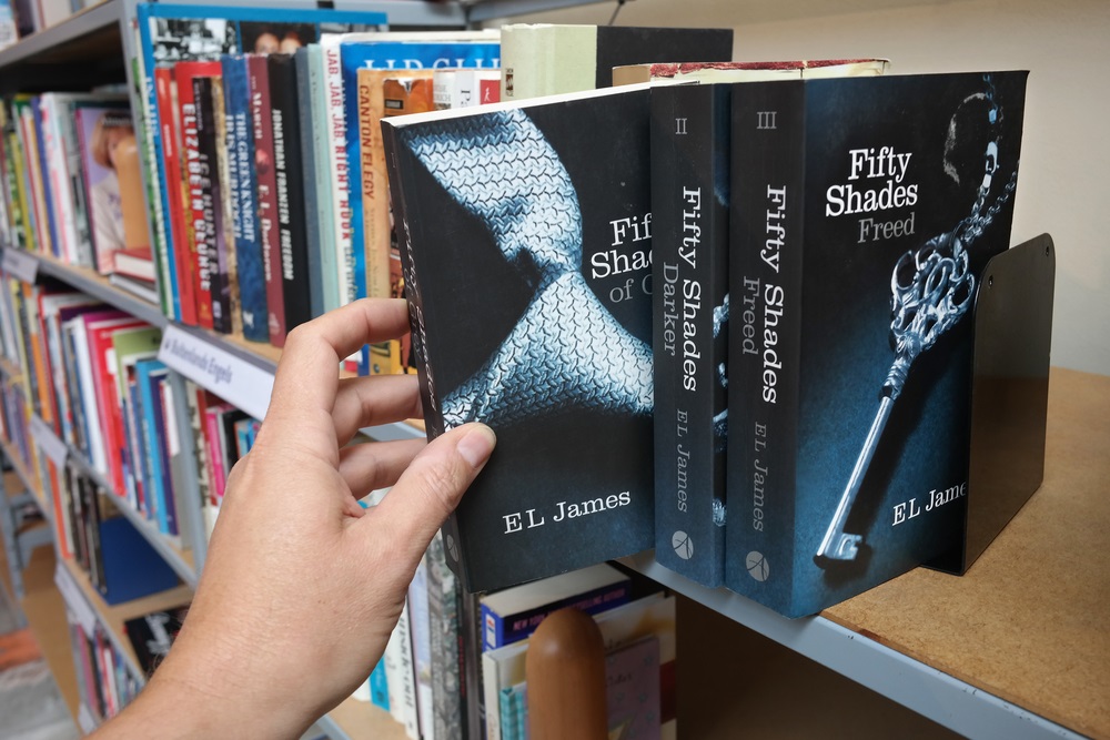 "50 גוונים של אפור" הביא לפריחת הז'אנר, והפך את הדיבור על פנטזיות מיניות נשיות ללגיטימי. צילום: Shutterstock