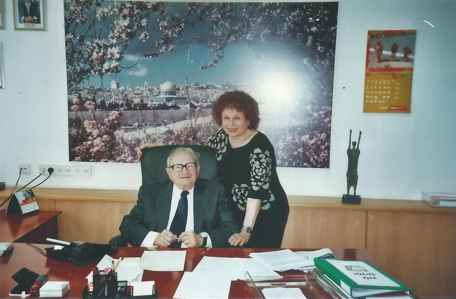 "הרגשתי שהייעוד שלי הוא לעזור לאלה שלא יכולים לעזור לעצמם". אדיבה מור עם השר לשעבר רפאל איתן, צילום באדיבותה