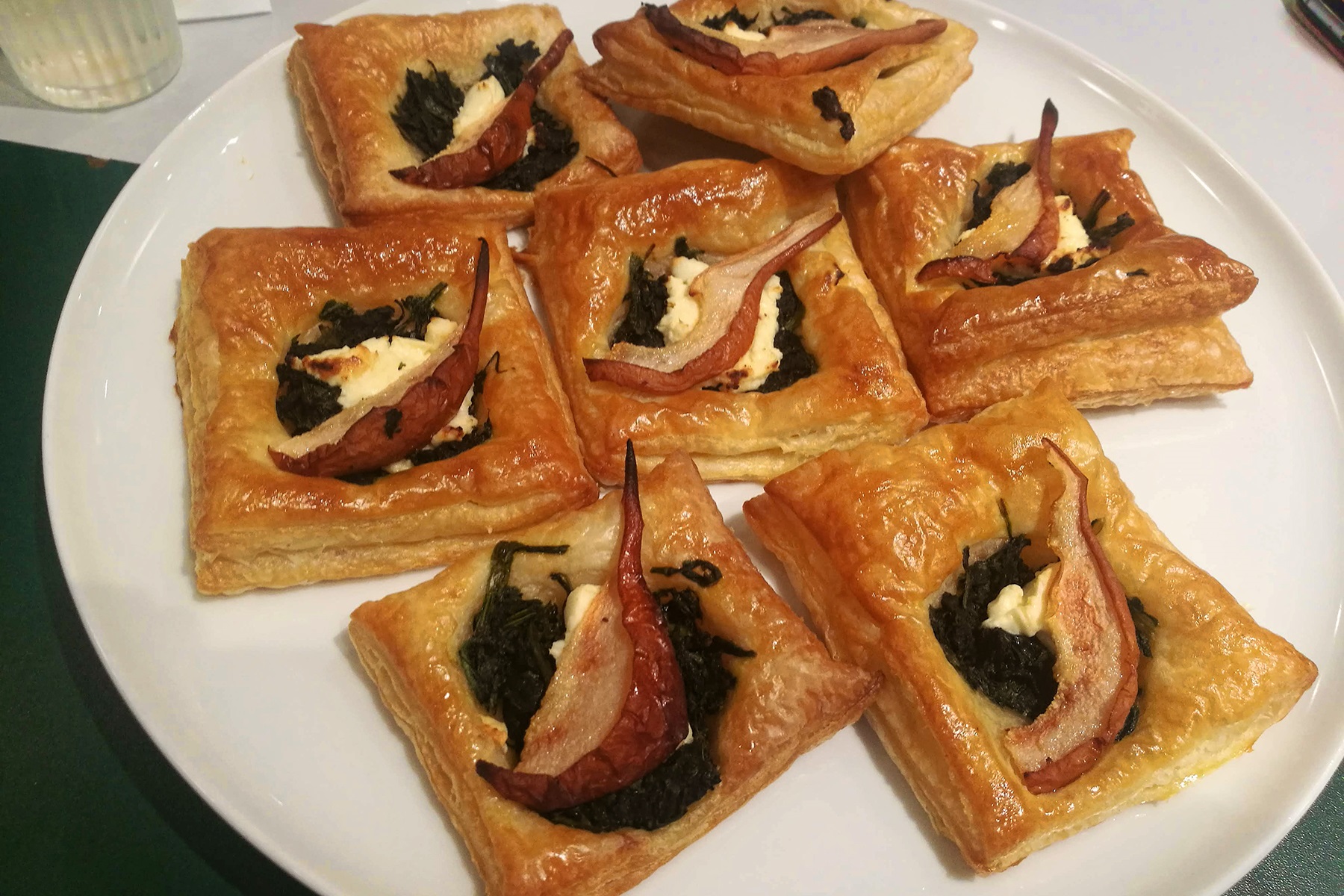 בורקס פתוח של אגסים, תרד וגבינת פטה