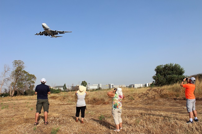 לראות מטוס גדול ממריא דרך דמעה שקופה. ספוטינג, צילום: מוטי קפלן