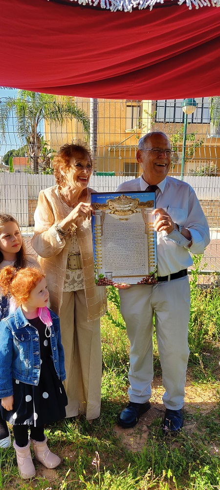 התחתנו לצד הילדים, הנכדים וצוות גני שרונים. צילום באדיבות גני שרונים