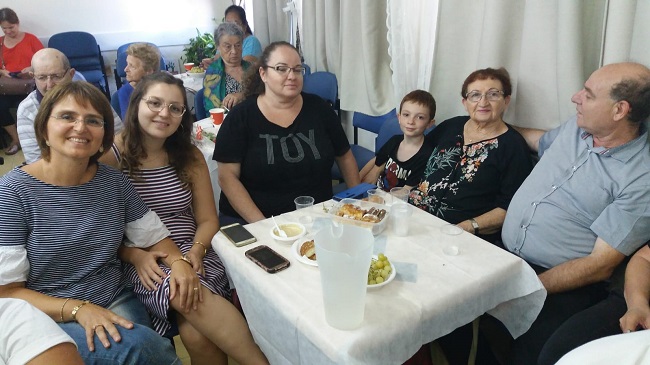 חוה ביגלר בחגיגות יום הולדת, צילום באדיבות עמותת עמך