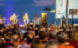 שרים בנמל תל אביב - שירה בציבור על שפת הים