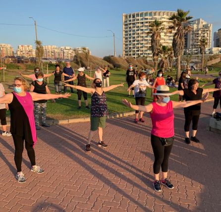 זומבה בשקיעה לחברי מוטק'ה עם סטייסי - בחוף הצוק