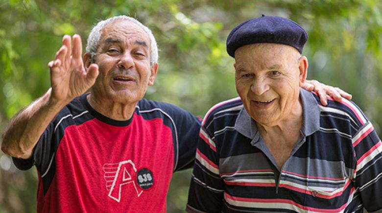 הפנסיונרים שמתנדבים לעזור לקשישים