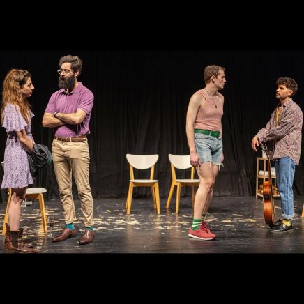 ההצגה cock החלה כתרגיל בימוי במסגרת לימודים והפכה להצגה שנונה, בועטת ומפתיעה.