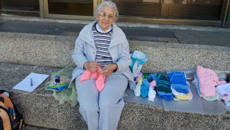 בגיל 90: בראני סורגת ברחוב