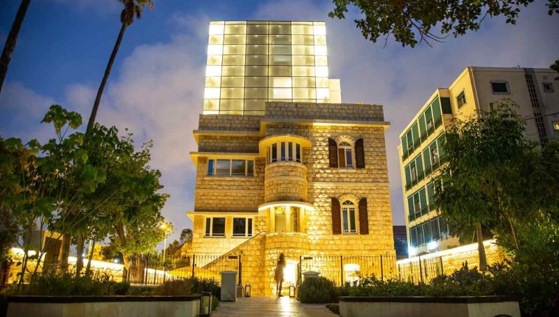 מלון שומאכר בחיפה, או: איך בוחרים מלון בגיל 70?