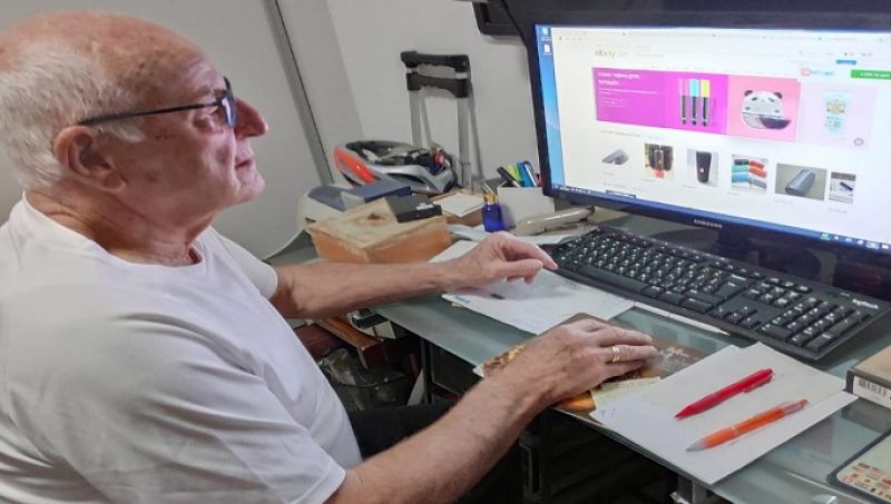 בני הגיל השלישי שמכורים לקניות אונליין