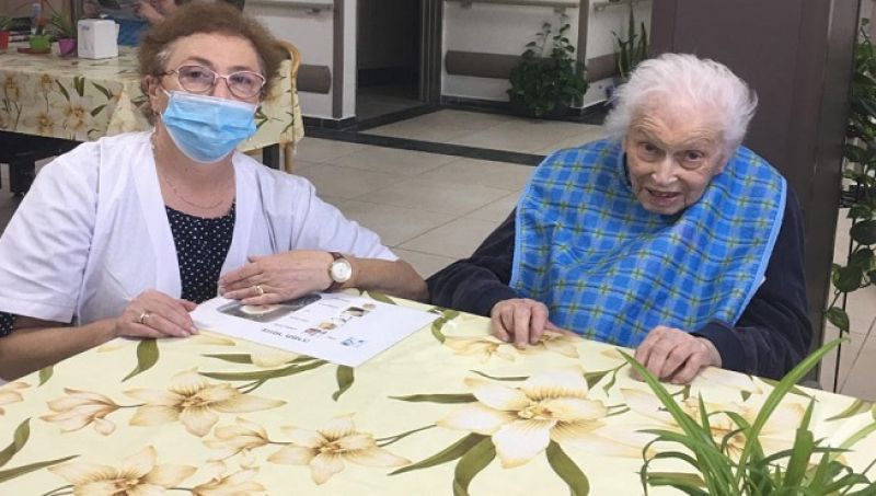 האישה שמתנדבת בבית אבות בצל הקורונה