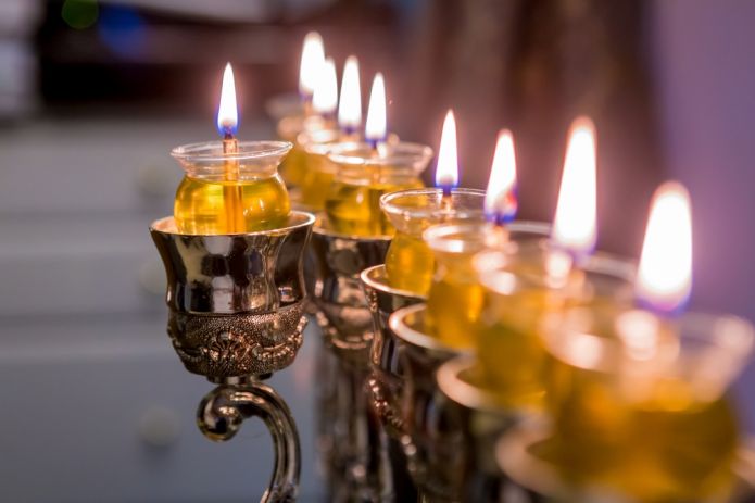 יש לכם חנוכיה שעוברת מדור לדור במשפחה? אולי מאוסף יודאיקה? חנוכיה שאתם הכנתם?