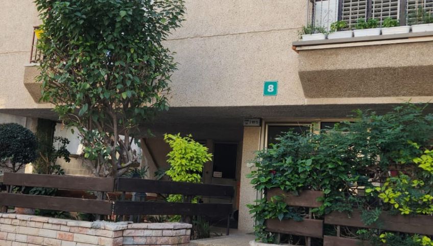 למכירה דירה יד שניה ברחוב בר יוחאי ברמת גן