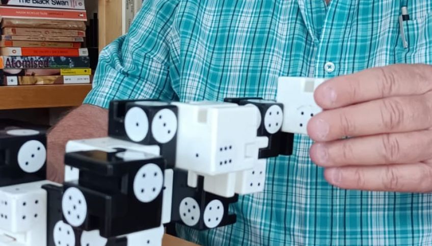 חותר להקים קבוצה לנסות משחק חשיבה ובנייה -- דומינו