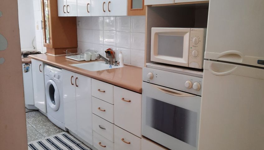 להשכרה דירת 2 גדולה + מרפסות קרובה לים בבת-ים